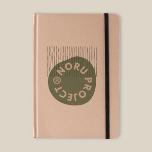Goya 52575 - Quaderno A5 con Copertina in Carta Erba, 80 Fogli Rigati, Elastico e Nastro HILLIER